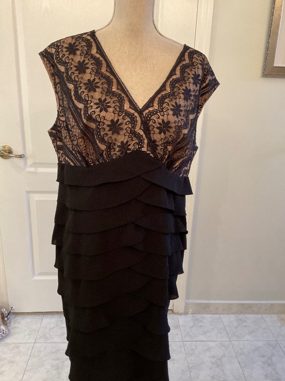 Adrianna Papell Black Lace Top Tiered Bottom Fully Lined DRESS size 20